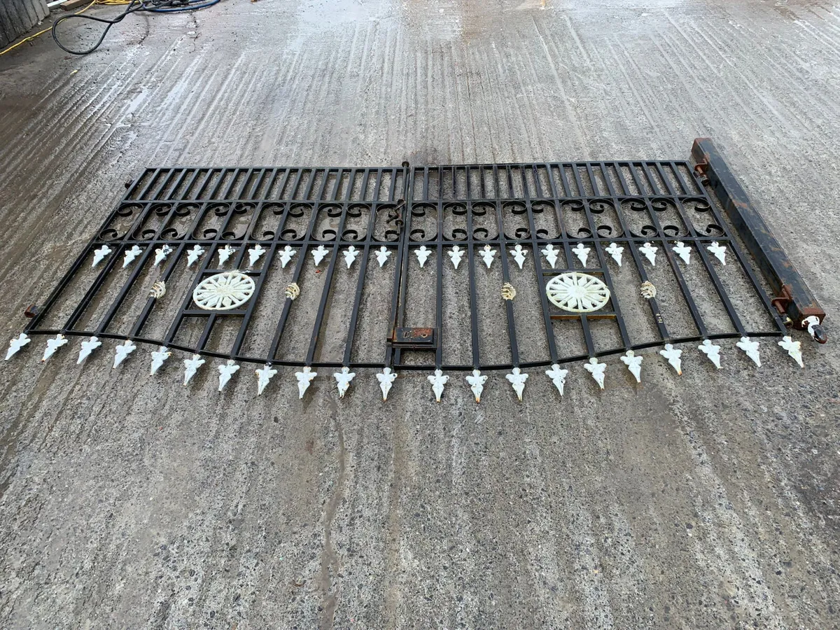 9 ft x 4.5 ft house gates - Image 3