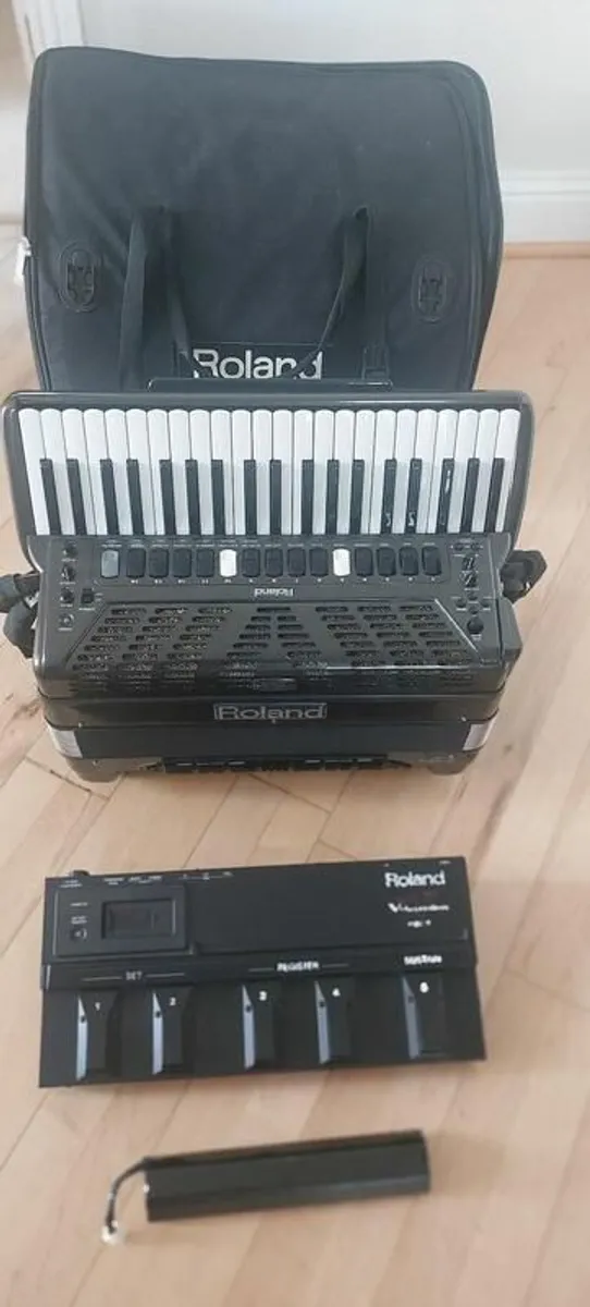 Roland FR7 Virtual accordion 120 bass - Image 1