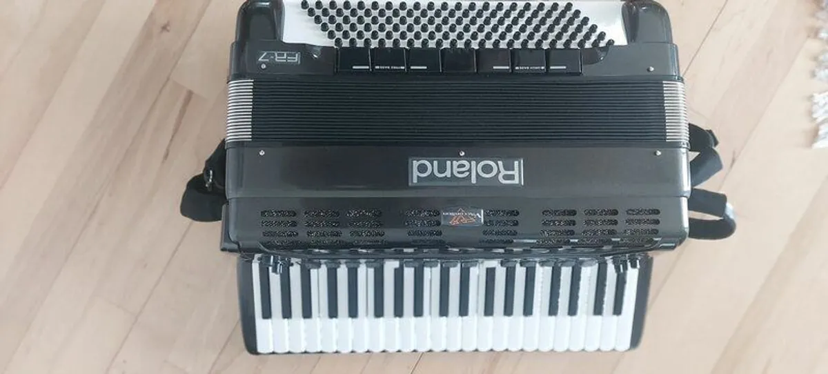 Roland FR7 Virtual accordion 120 bass - Image 3