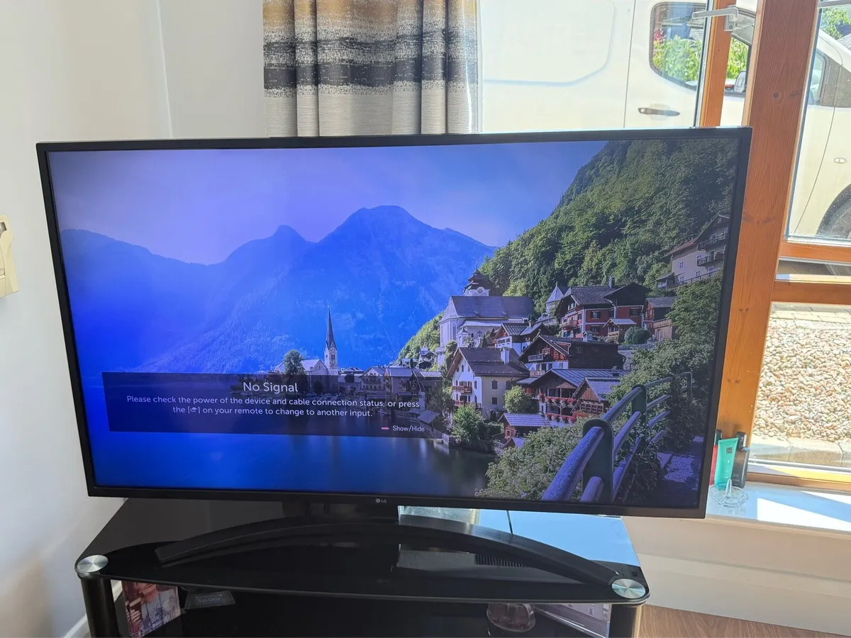 LG 50 HDR 4K Smart Tv & Table - Image 2