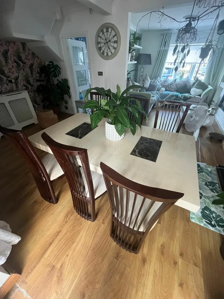 Marble table and chairs - Image 2