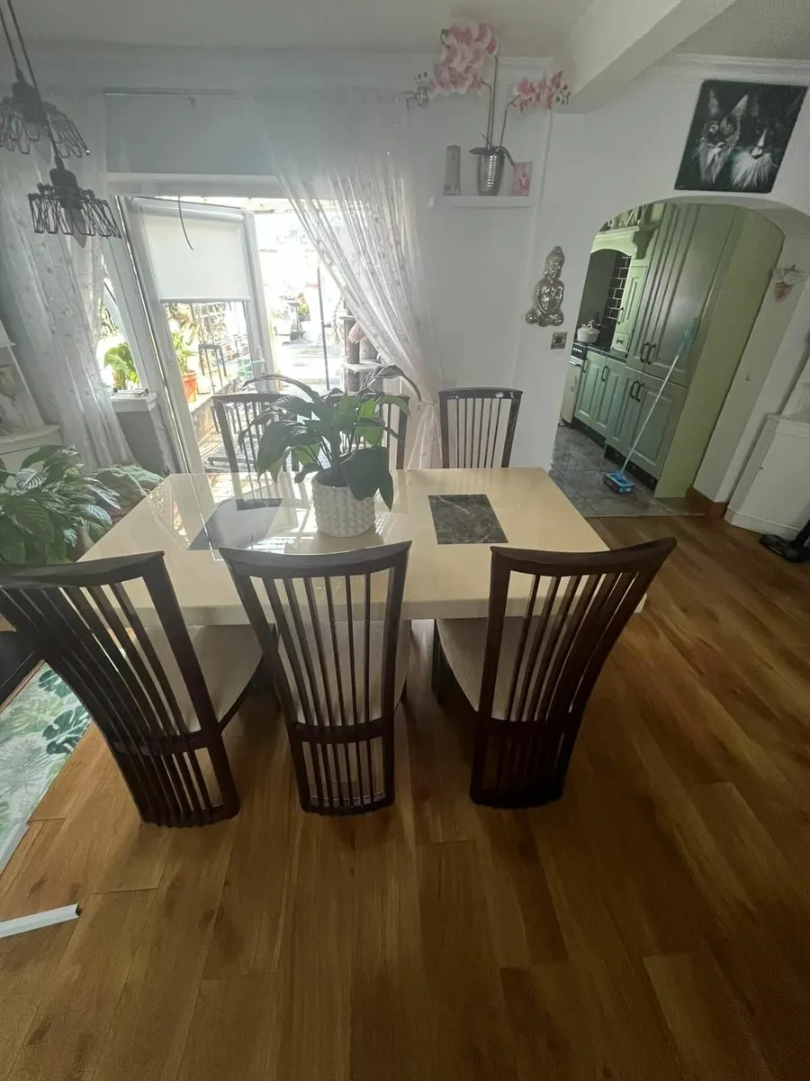 Marble table and chairs - Image 3