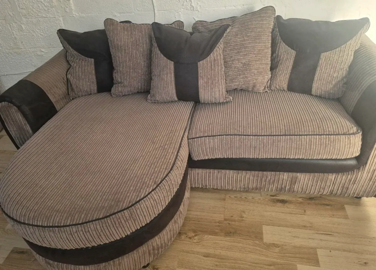 Small corner couch with Delivery - Image 1
