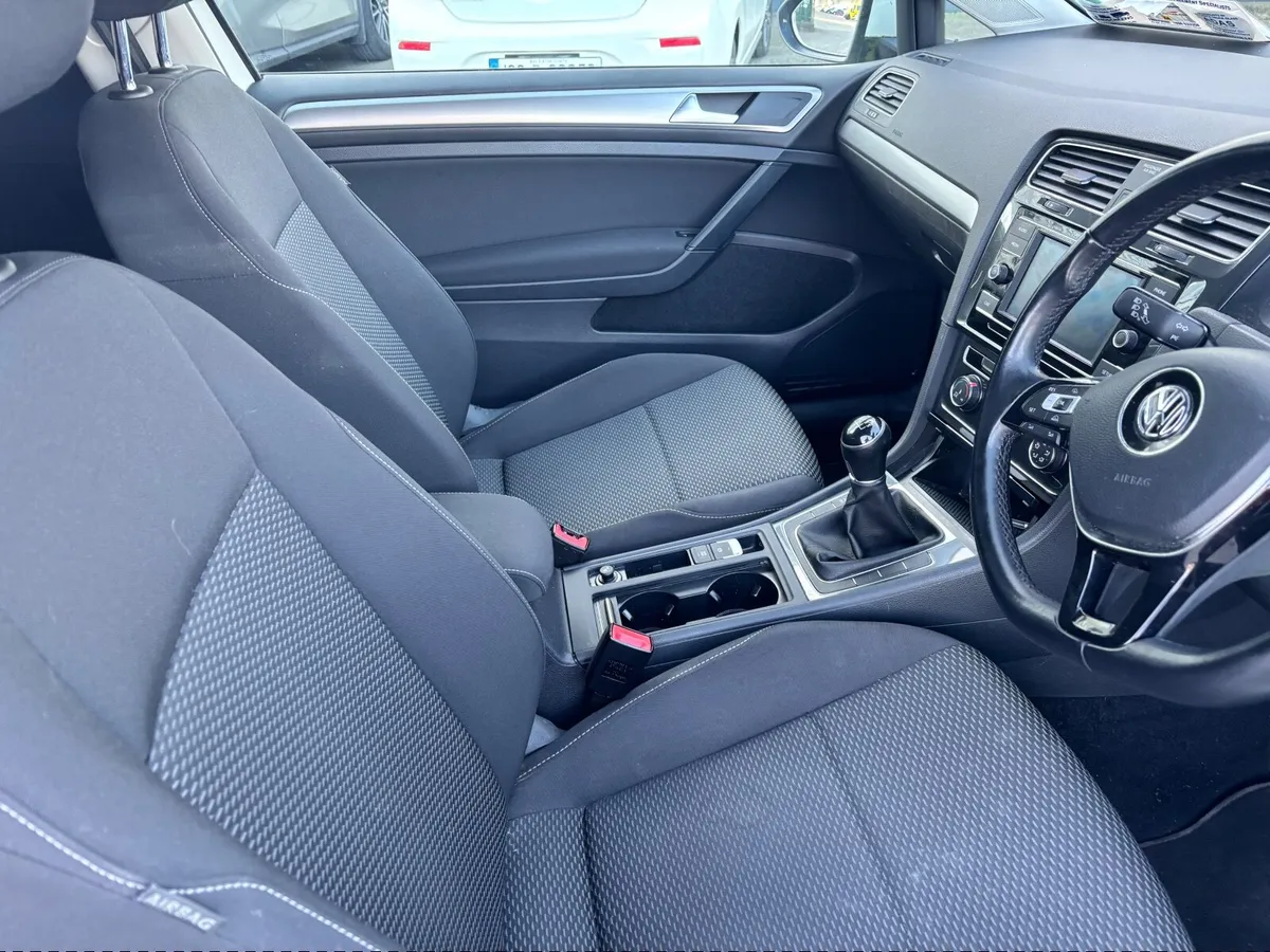 Commercial Volkswagen Golf 2018 - Image 2