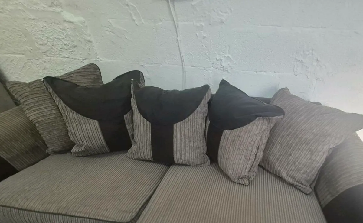 Small corner couch with Delivery - Image 4