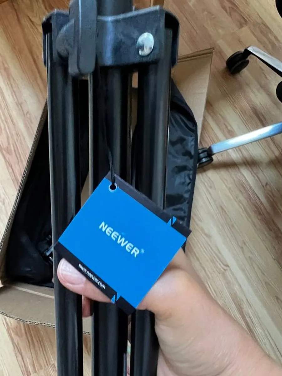 NEEWER 700W Equivalent Softbox Lighting Kit - Image 1
