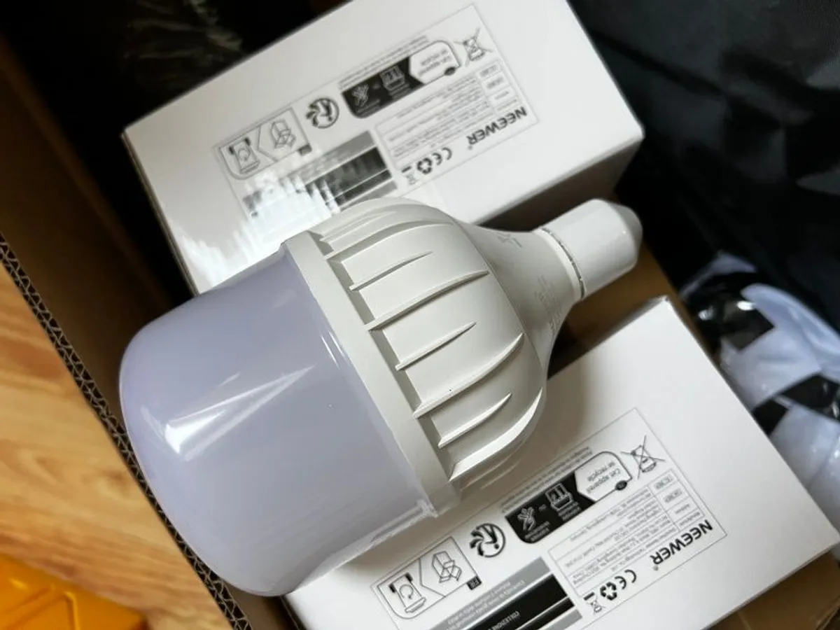 NEEWER 700W Equivalent Softbox Lighting Kit - Image 4