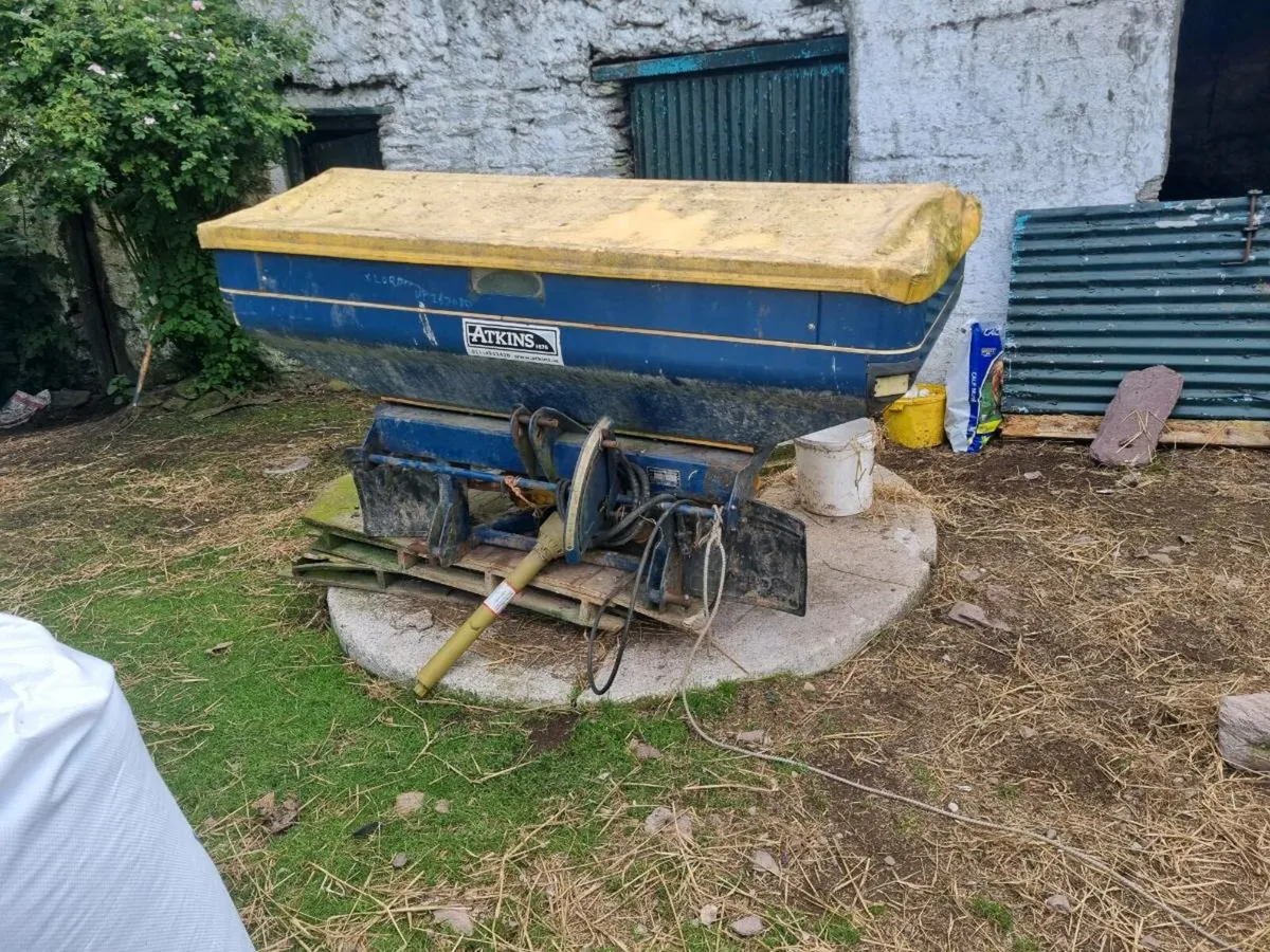 Fertiliser spreader - Image 1