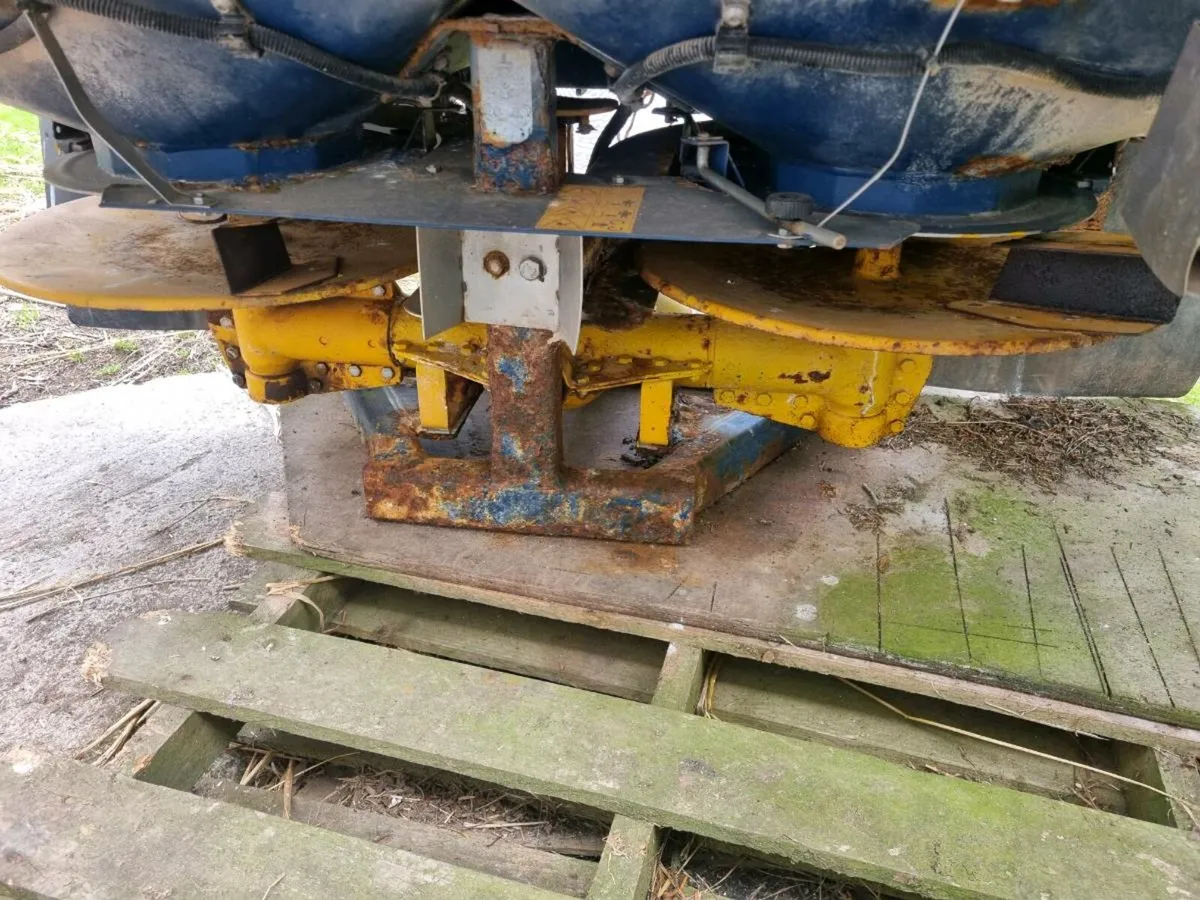 Fertiliser spreader - Image 2