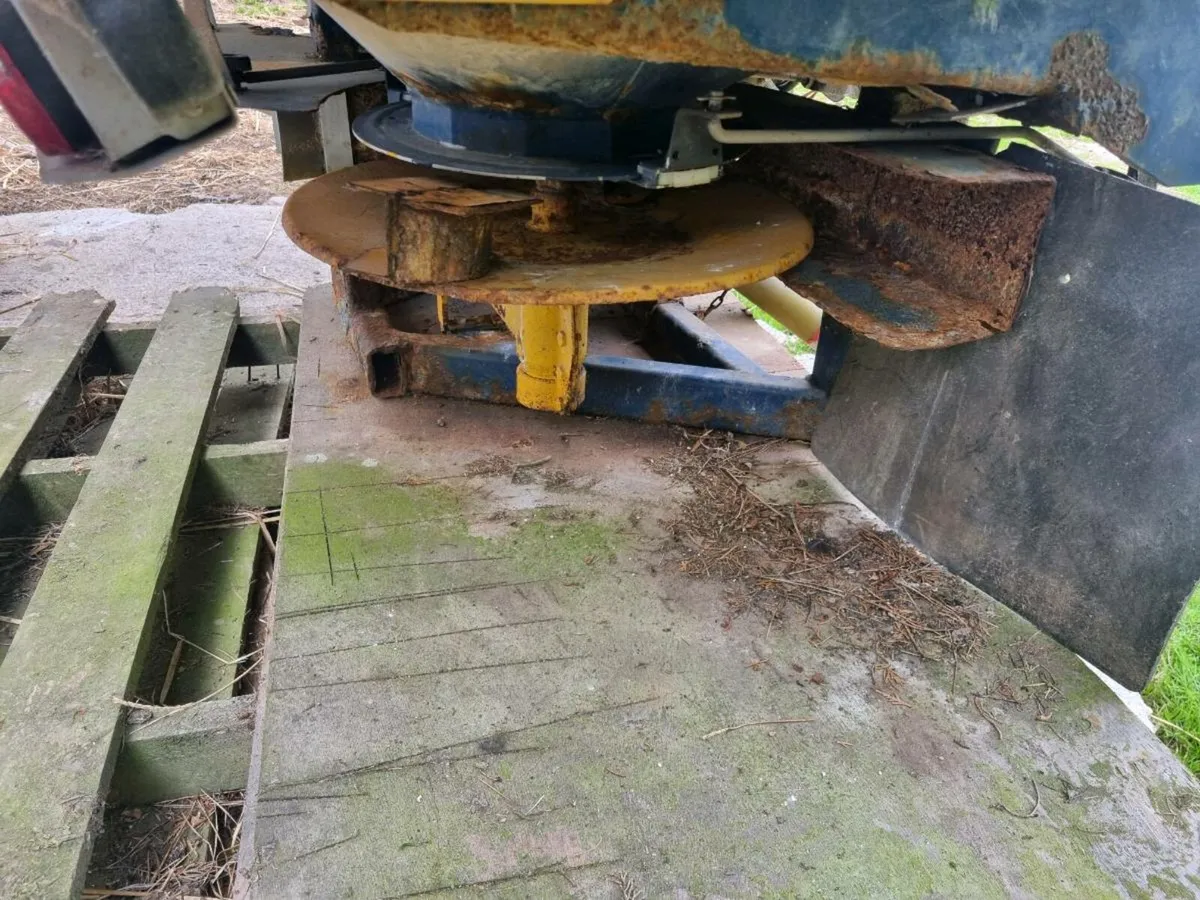 Fertiliser spreader - Image 4
