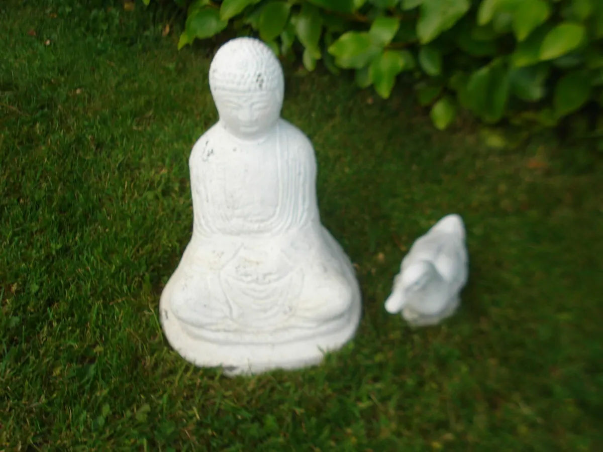 SMALL WHITE CONCRETE BUDDHA. - Image 2