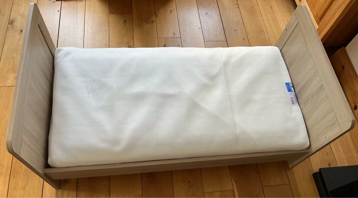 Mamas & Papas light oak Atlas cotbed incl mattress - Image 2