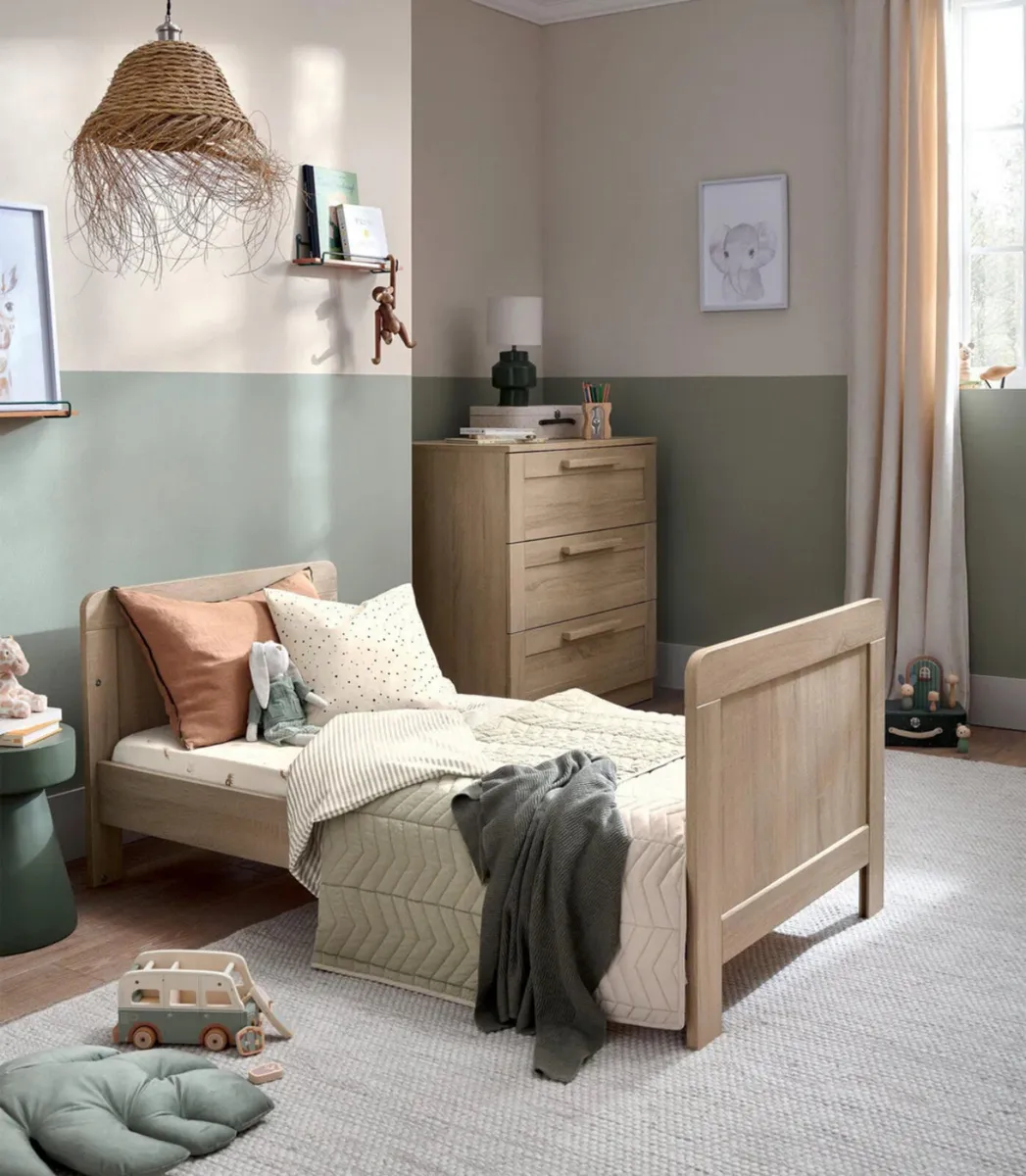 Mamas & Papas light oak Atlas cotbed incl mattress - Image 3