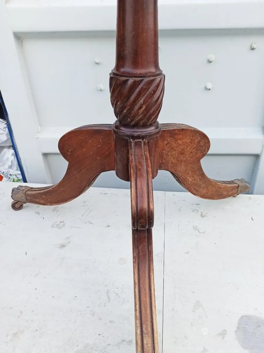 Vintage hardwood table base on 3 legs with brass claw foot castors - Image 3