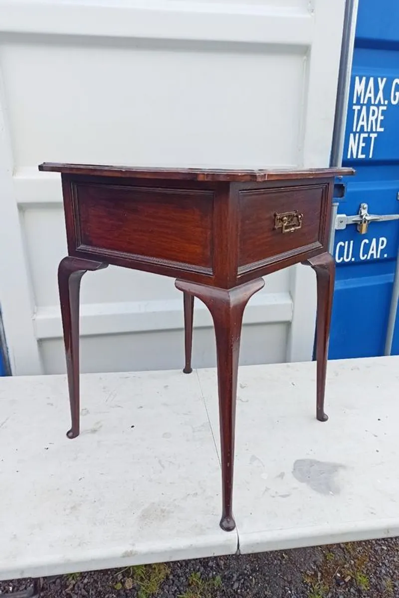 Mahogany side table with single drawer and brass handle on Cabriolet legs - Image 1