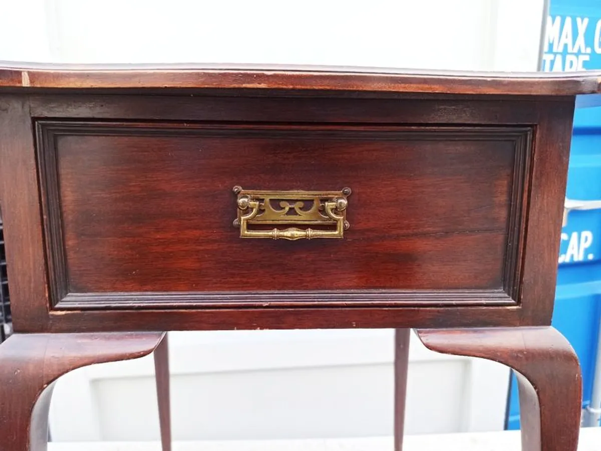 Mahogany side table with single drawer and brass handle on Cabriolet legs - Image 4