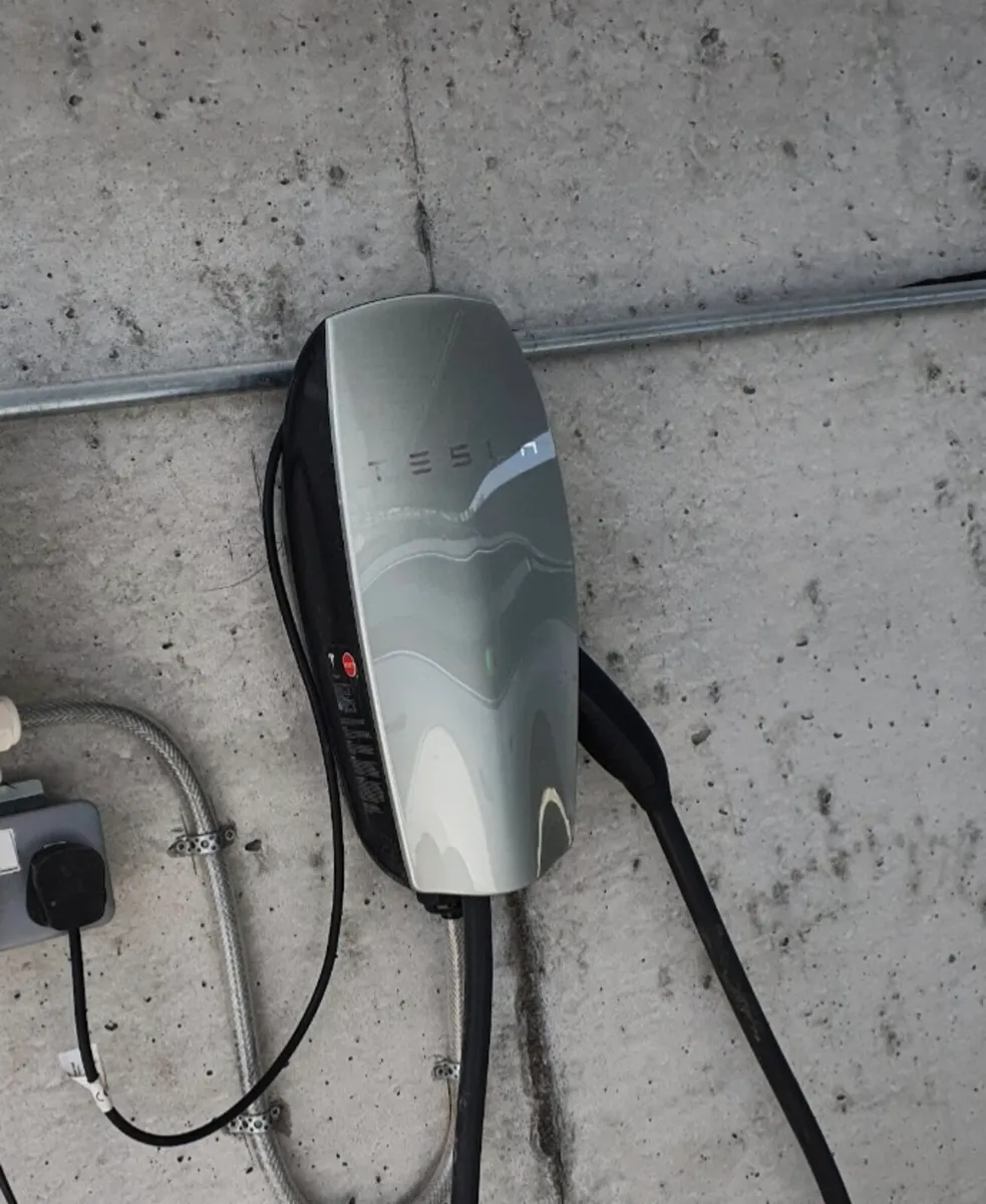 Tesla car charger - Image 1