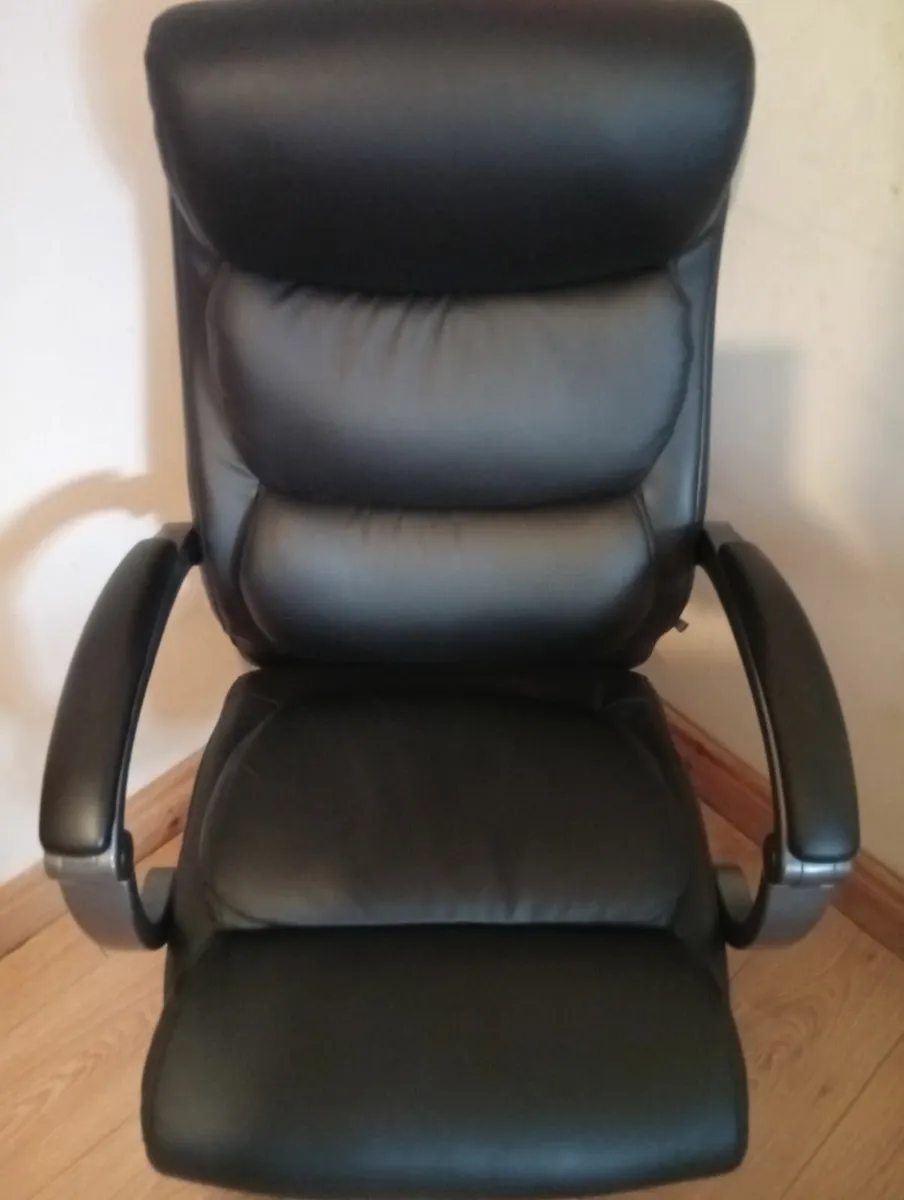 Deluxe Quality computer swivel chair 3months - Image 2