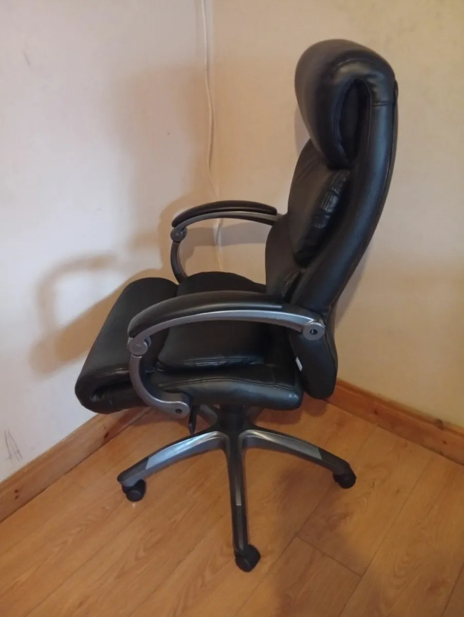 Deluxe Quality computer swivel chair 3months - Image 4