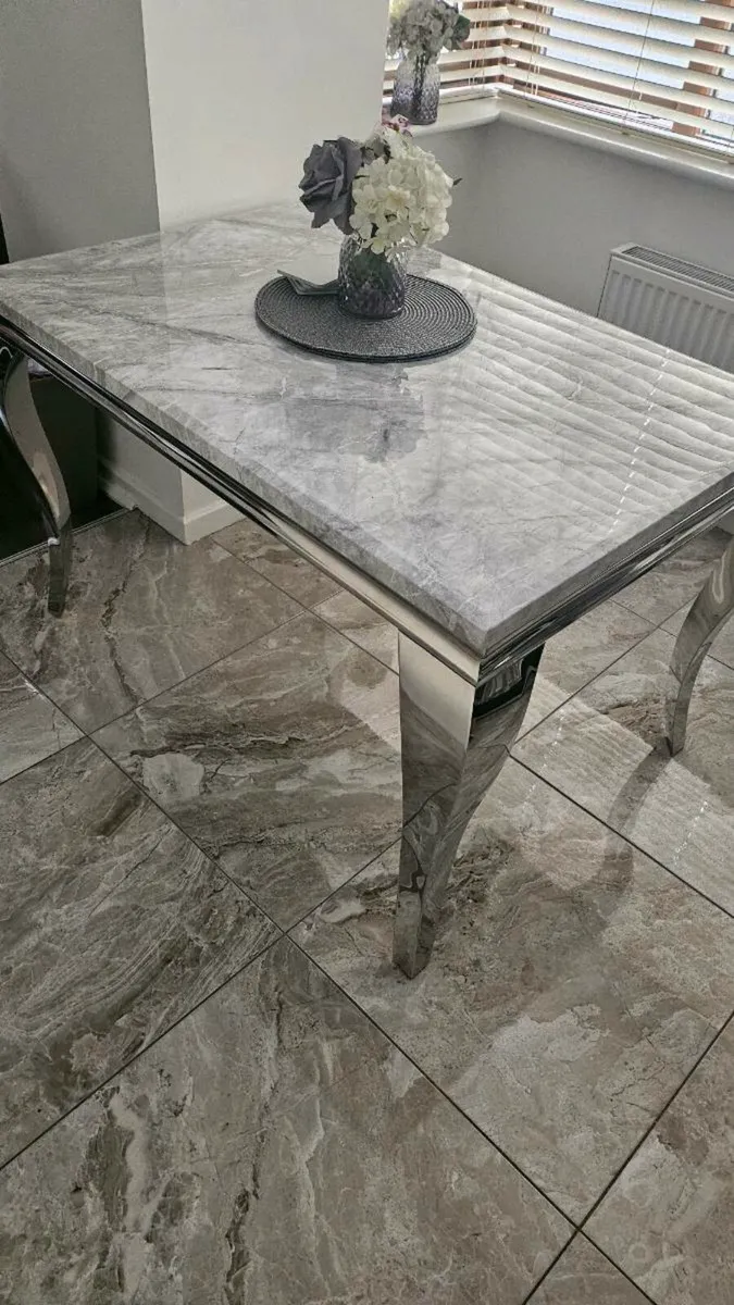 Marble table - Image 1