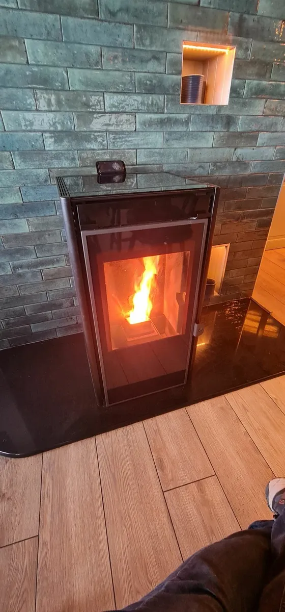 7.5kW compact black wood pellet stove - Image 1