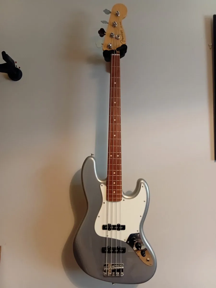 Bass guitar - Image 1