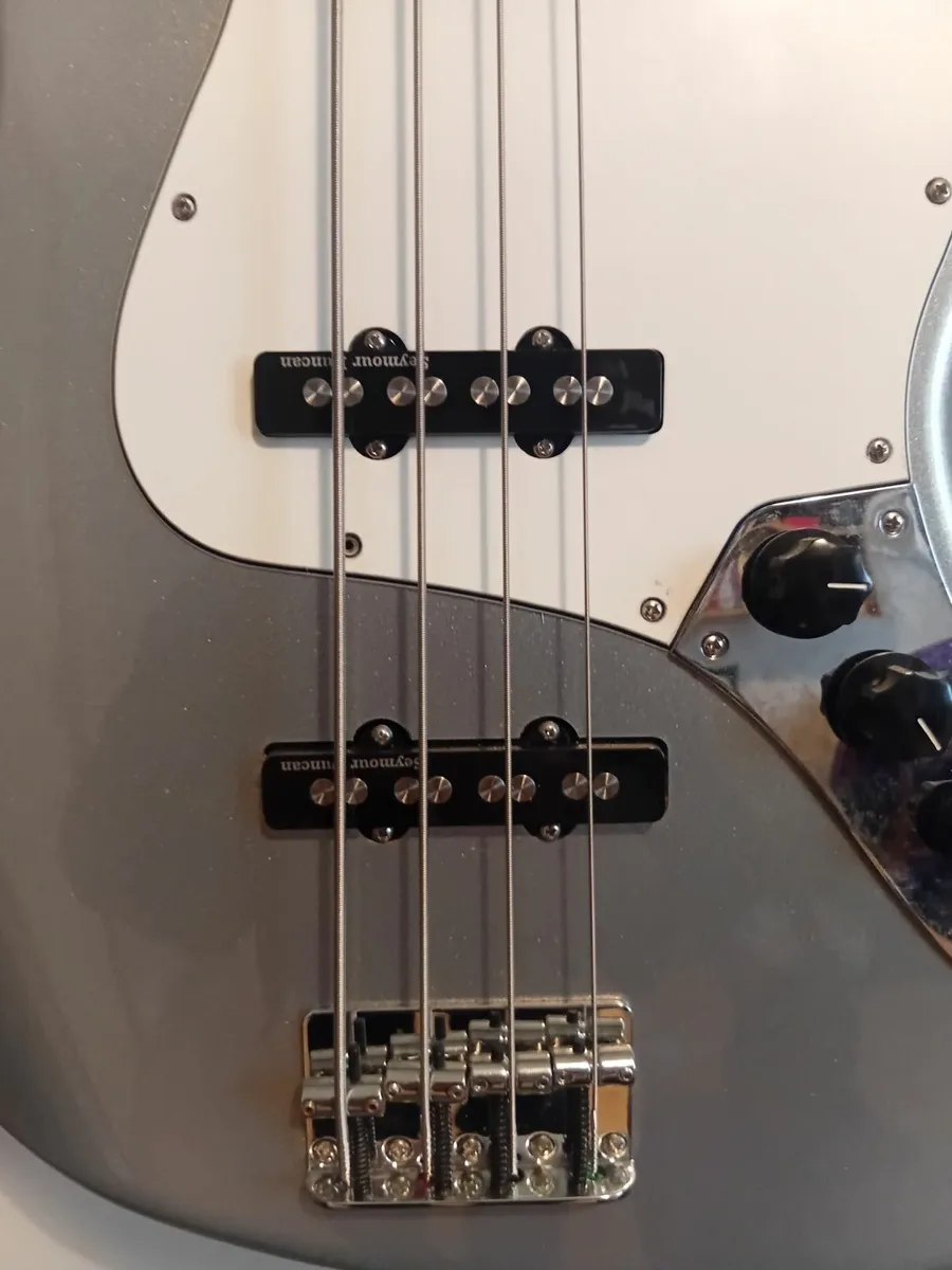 Bass guitar - Image 2