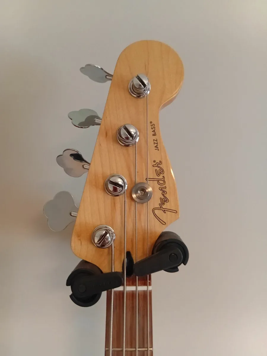 Bass guitar - Image 3