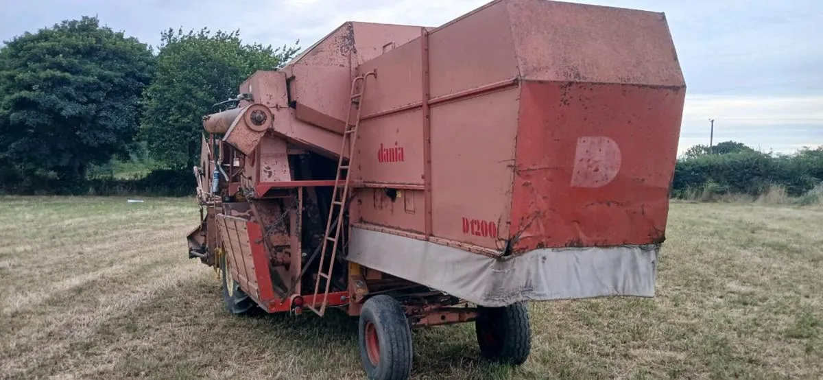 Vintage combine harvester - Image 1