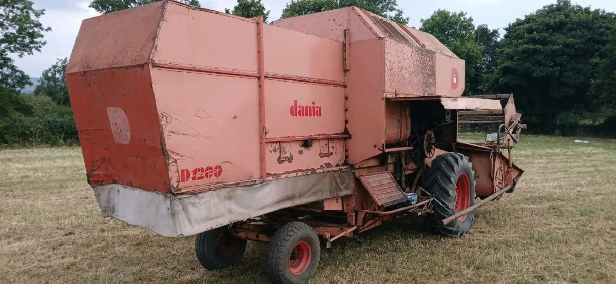 Vintage combine harvester - Image 2