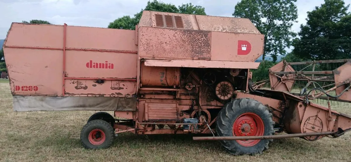Vintage combine harvester - Image 3