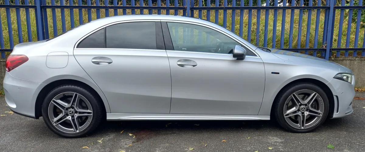 2021 MERCEDES A250E AMG PREMIUM PLUS *PAN ROOF* - Image 4