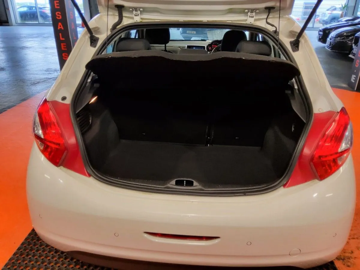 Peugeot 208 1.4 HDI 70 bhp Allure - Image 4
