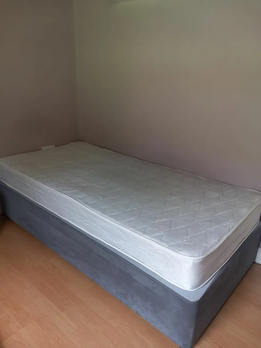 Single bed and mattress - Image 1