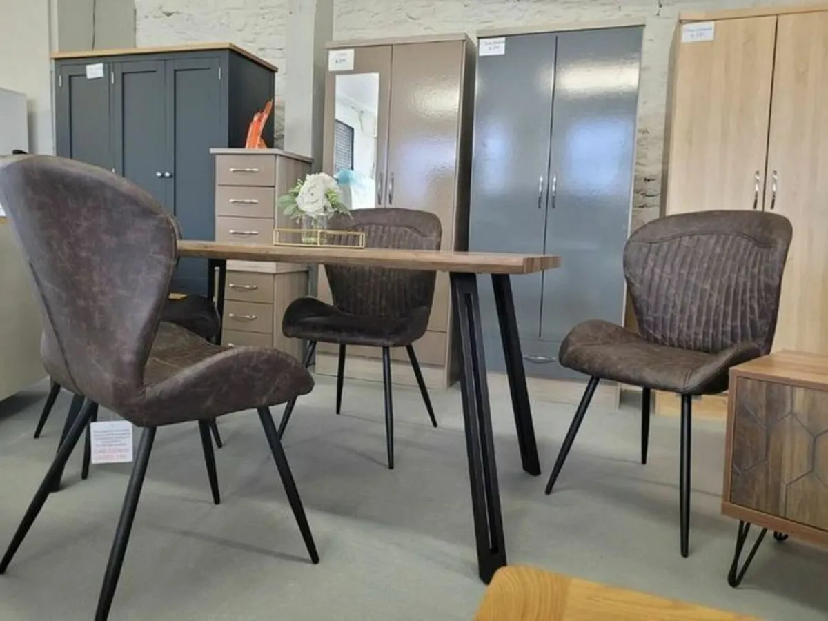 TABLE & CHAIRS - Image 3