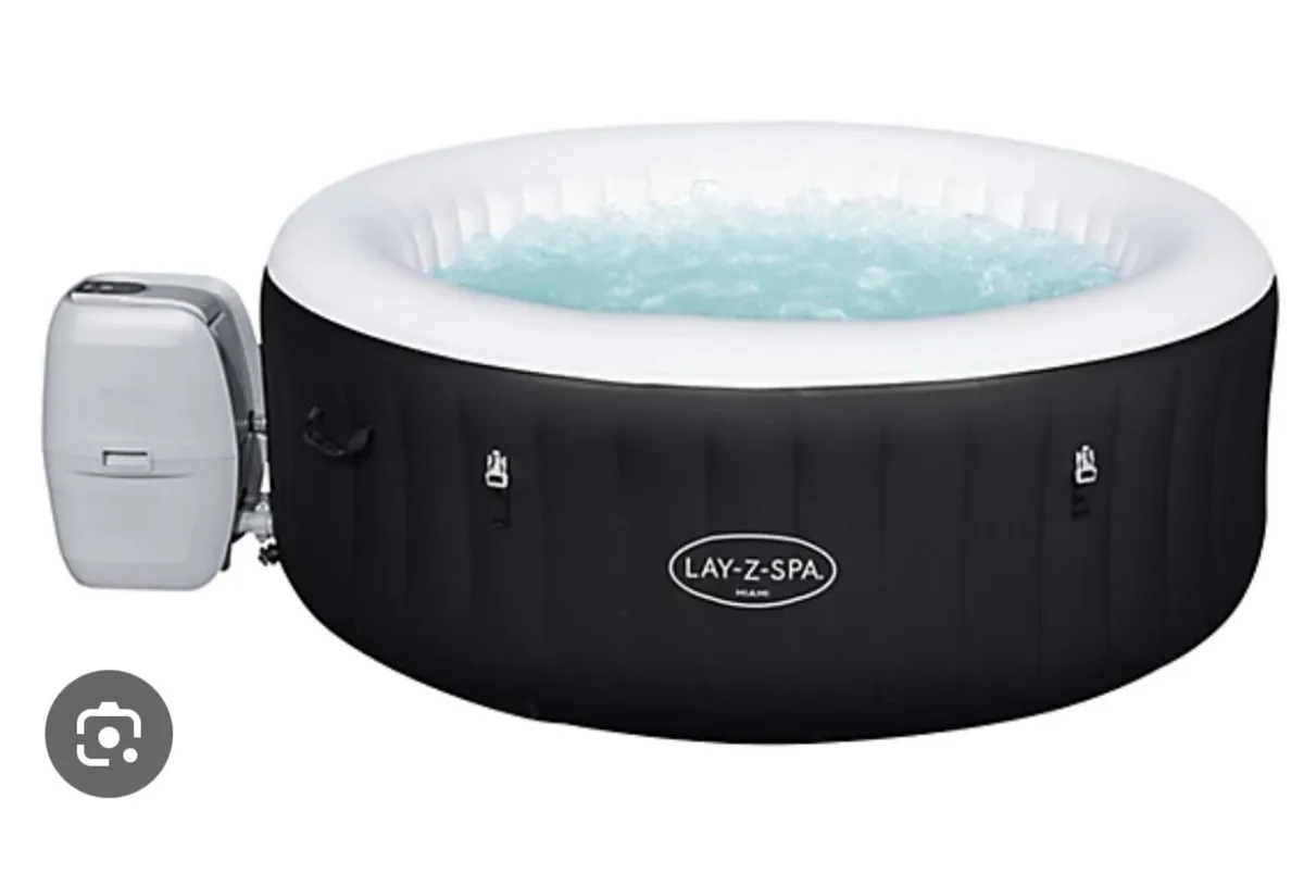 Jacuzzi and bespoke enclosure - Image 4