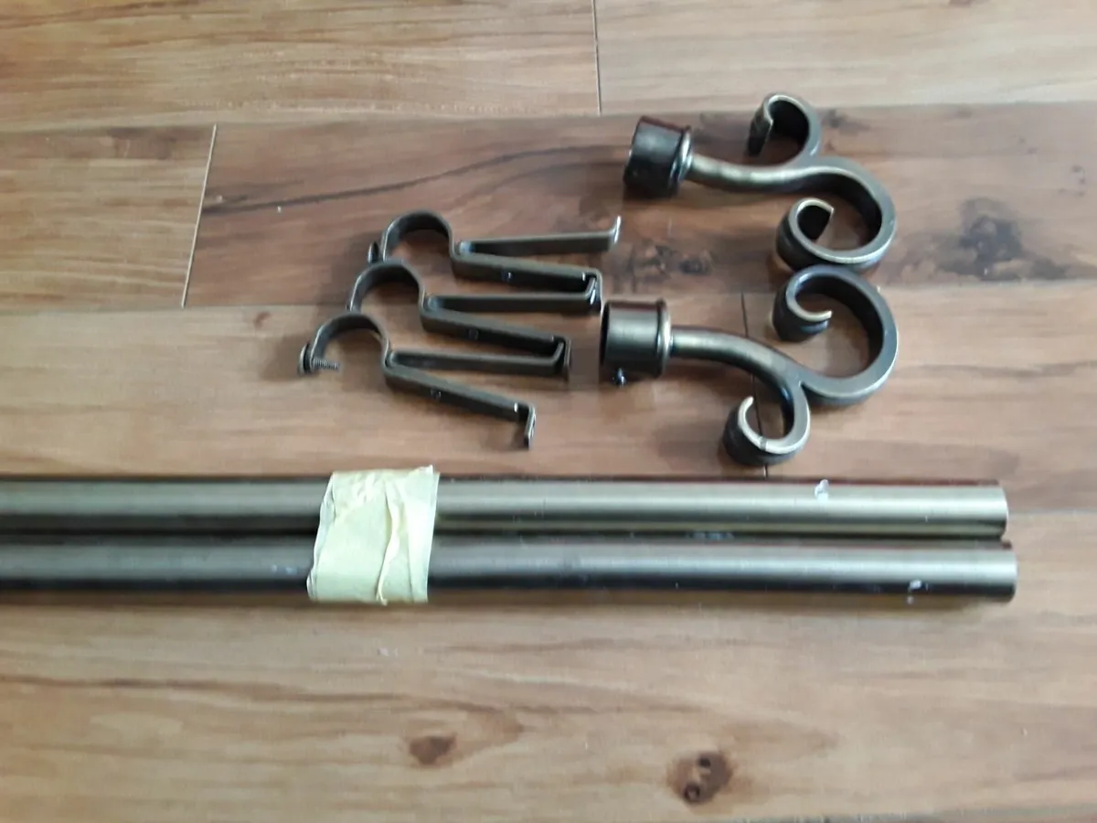 9 ft extendable metal pole eight rings - Image 1
