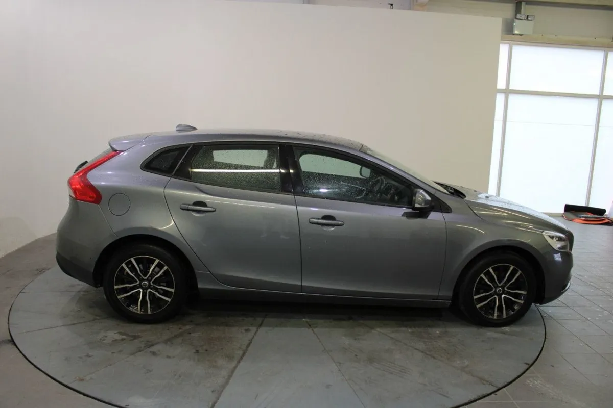 Volvo V40 D2 (120hp) Momentum Edition - Image 3