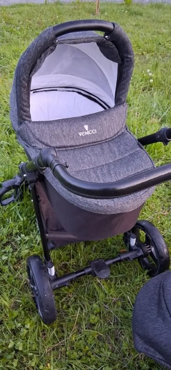 Venicci travel system- stroller, bassinet, carseat+ base - Image 3