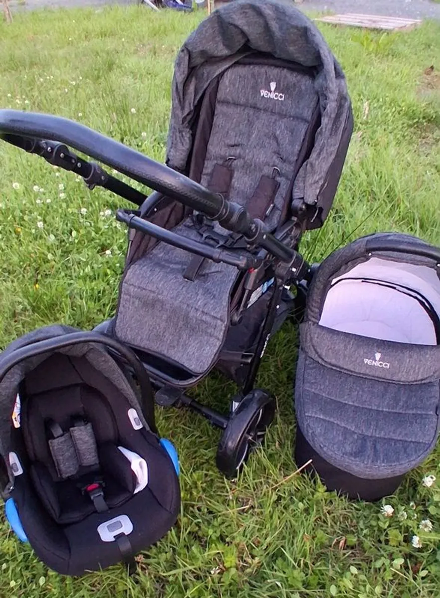 Venicci travel system- stroller, bassinet, carseat+ base - Image 4