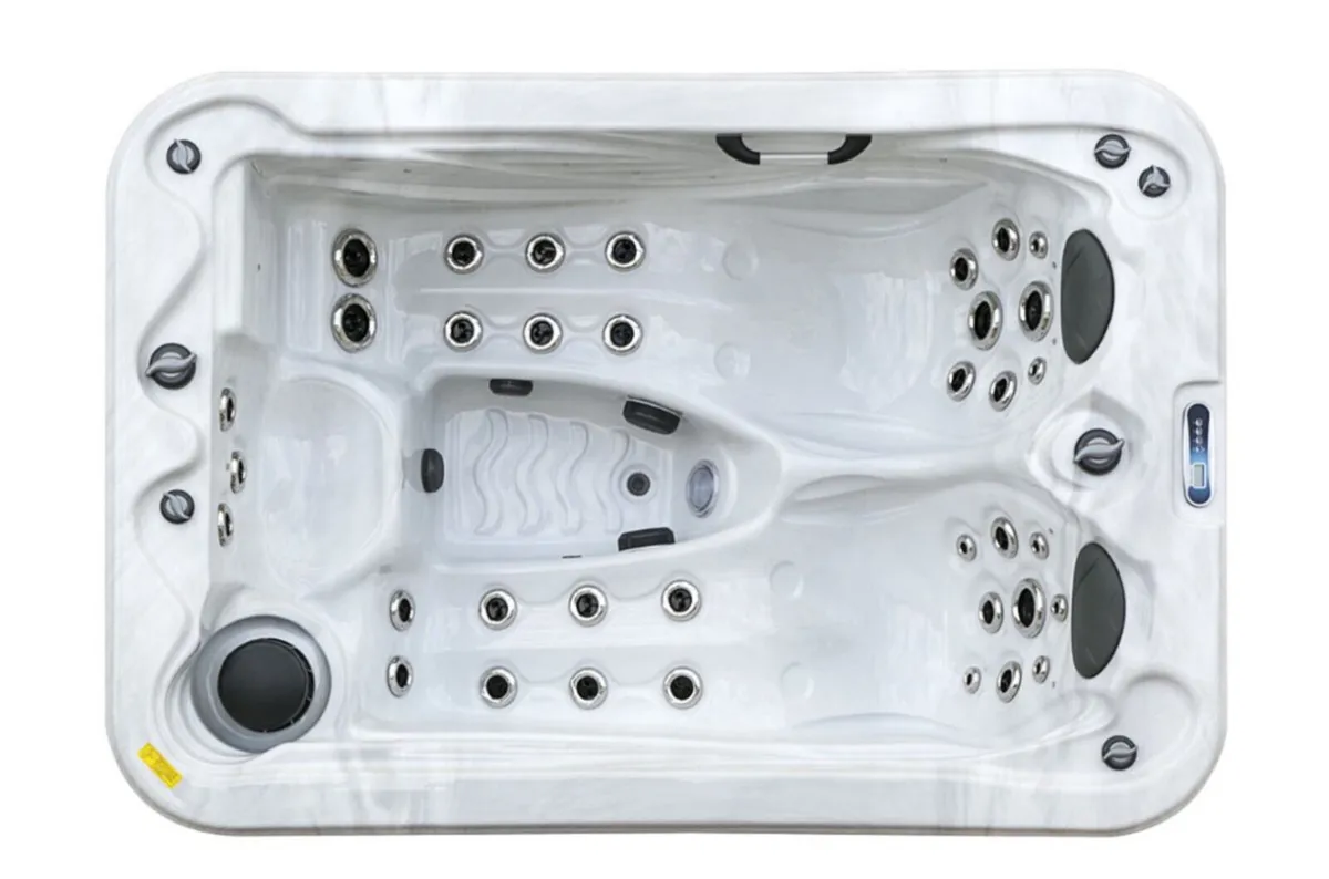 New 3 Person Hot Tub
