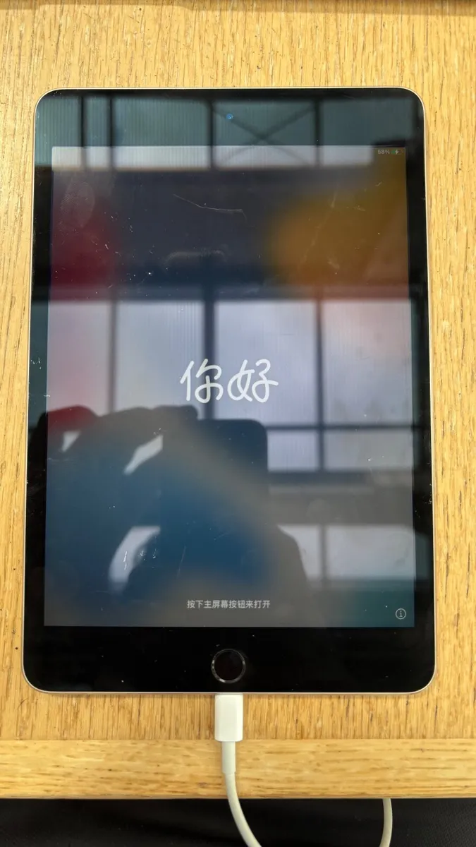 iPad Mini 4 - Image 1