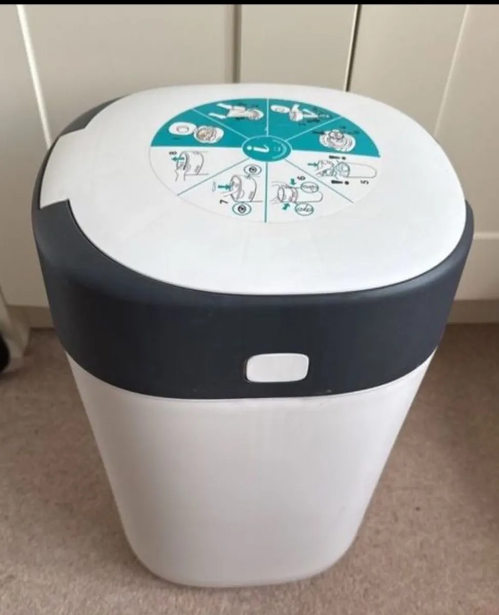 Tommee tippee nappy bin & 4 refills - Image 1