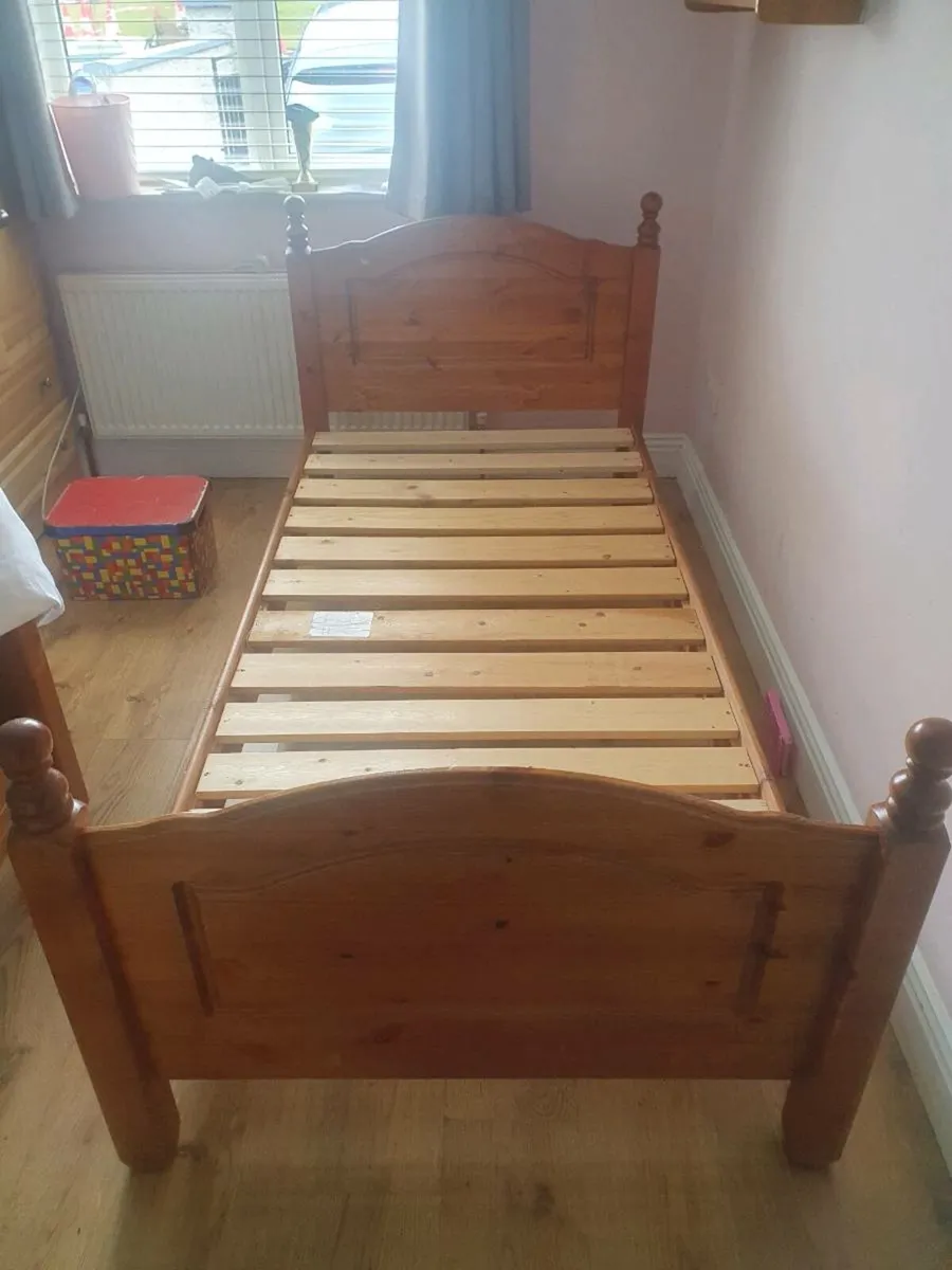 Single beds - Image 2