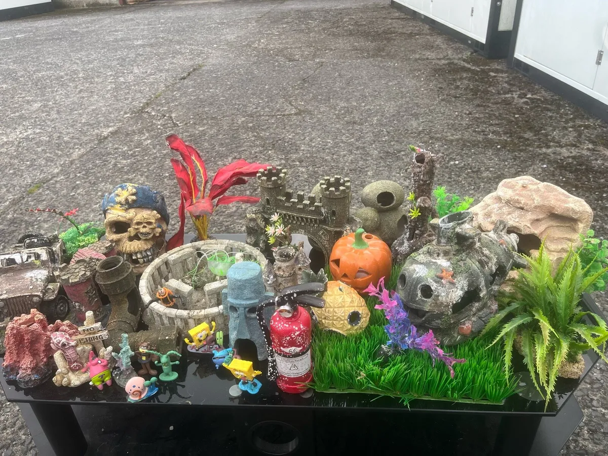 Fish tank ornaments bundle - Image 1