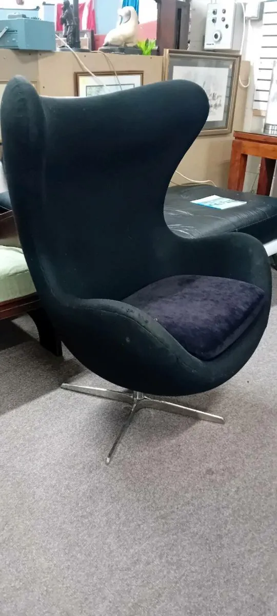 Retro Egg Style Swivel Armchair