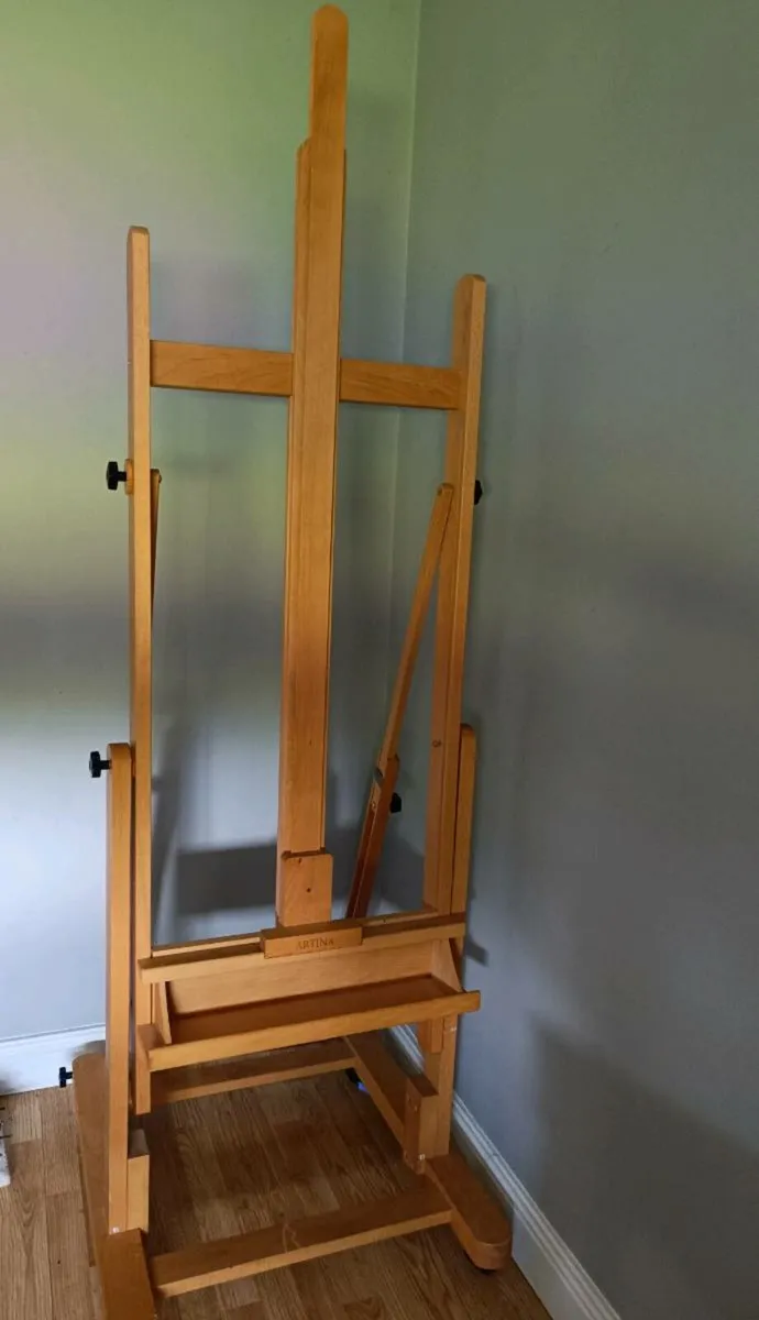 Artina Easel