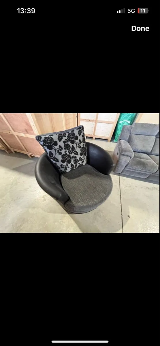 Black circular chair - Image 1
