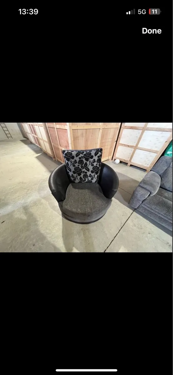 Black circular chair - Image 2