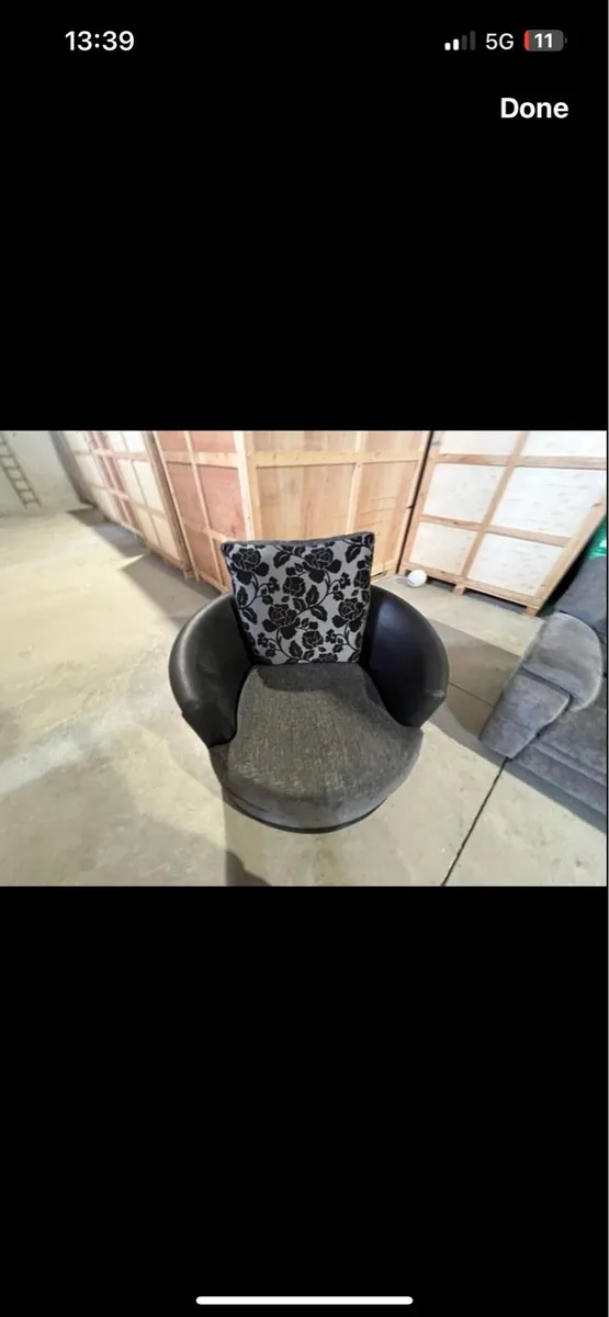 Black circular chair - Image 3